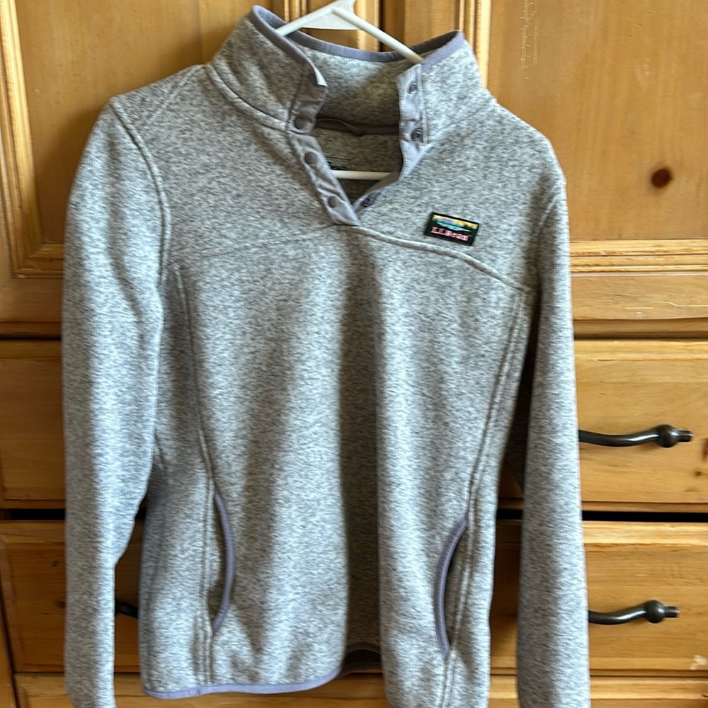 LL BEAN pullover. Size Small. Fitted. Sweatshirt.